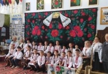 OAMENII ÎNFRUNTĂ VIITORUL CU TRECUTUL LOR